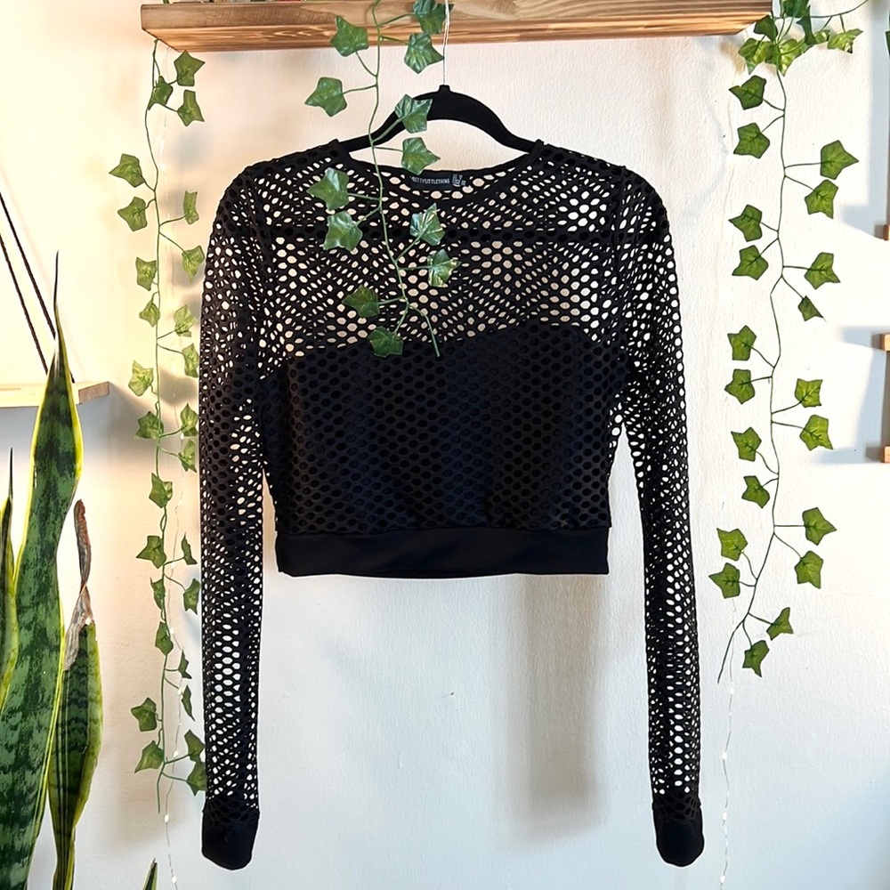 🖤PrettyLittleThing Fishnet Long Sleeve Crop Top🖤